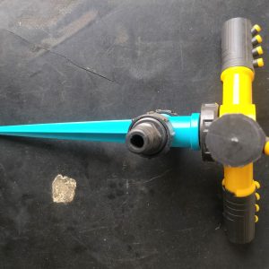 Asperseur en plastique jaune bleu – Cultures maraichères, potagers, fleurs, gazons